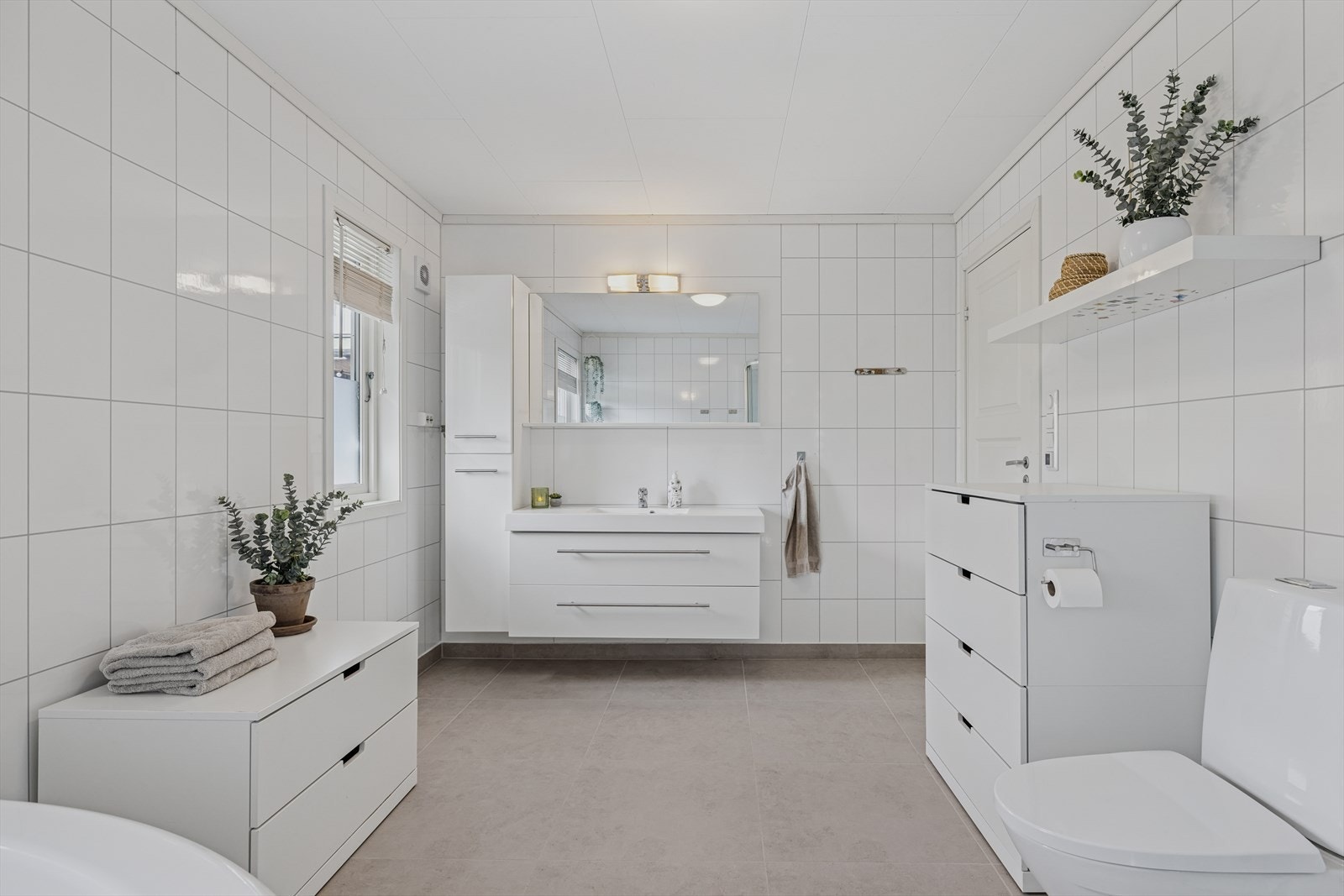 På badet er det både dusjkabinett og boblekar Galleribilde