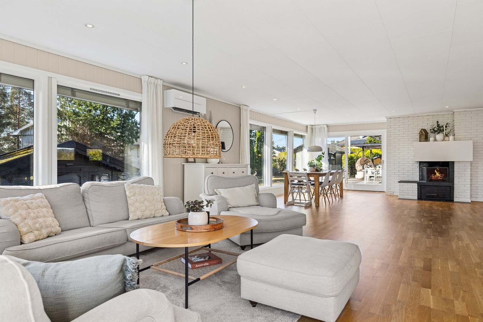 I stuen er det oppvarming fra både peis og varmepumpe Galleribilde