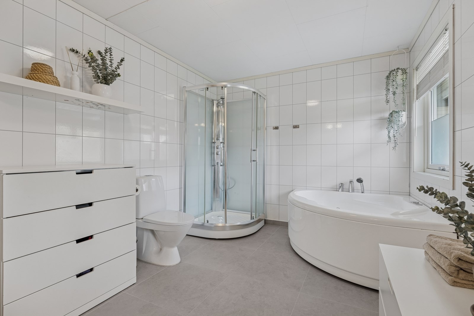 Nytt bad i 2013 og senere oppgradert i 2024 med nytt tettesjikt og fliser på gulv Galleribilde