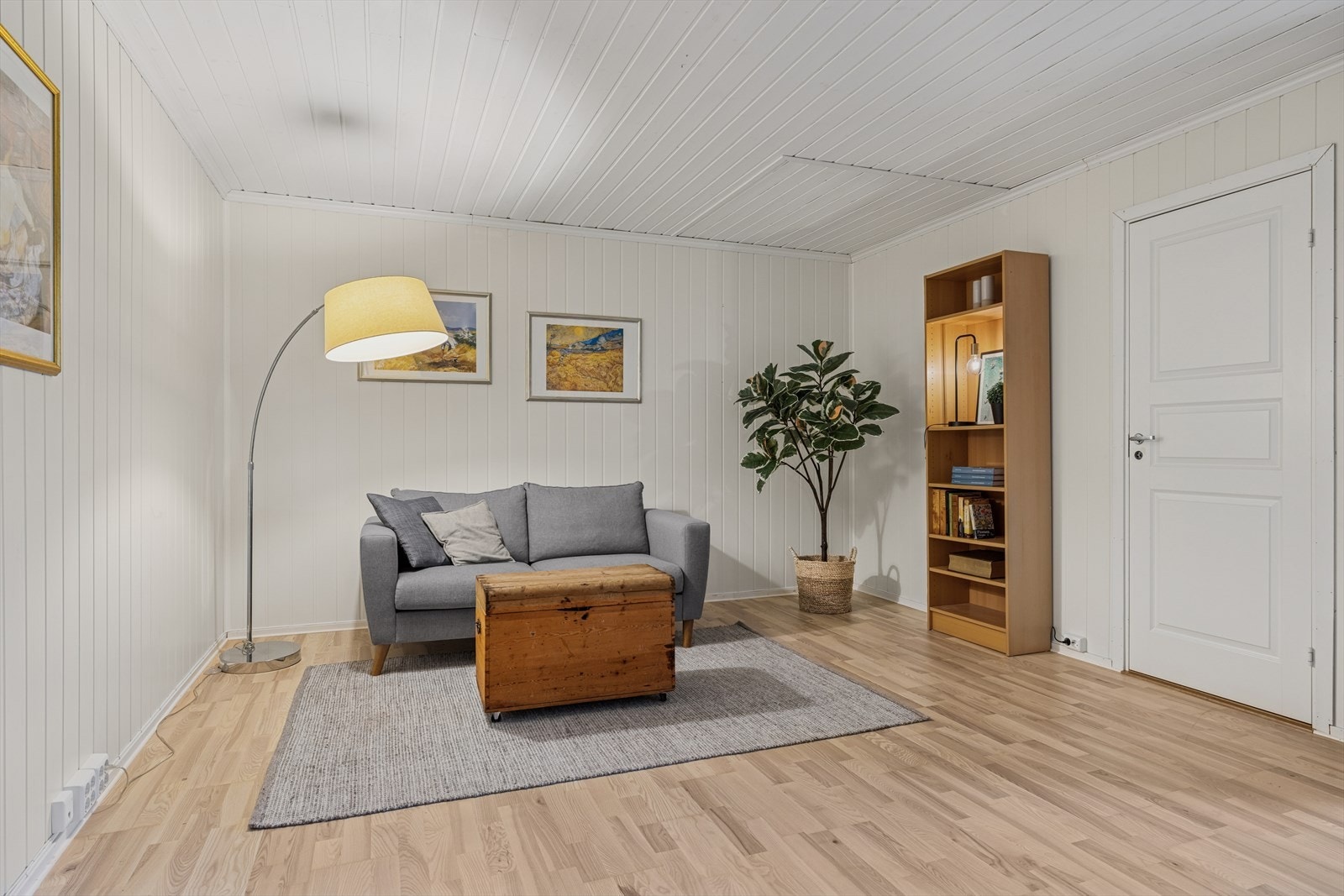 Innredet stue i sokkeletasjen - tilhørende hoveddelen Galleribilde