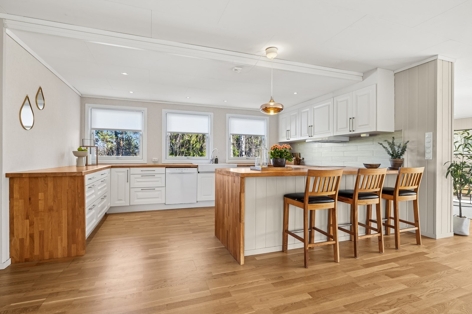 Nyere kjøkken med barløsning Galleribilde