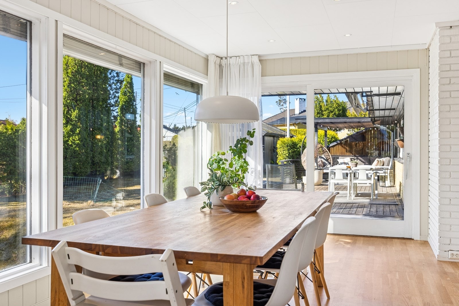 Fra stuen er det utgang til solrik terrasse Galleribilde