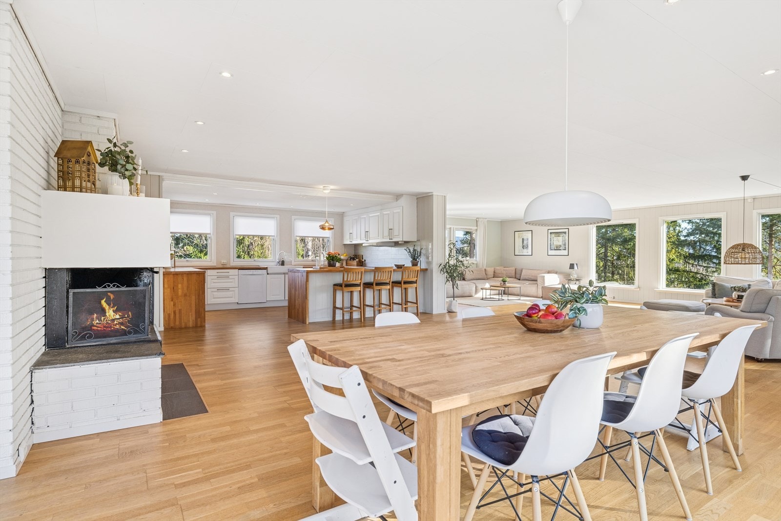 Meget romslig stue med god plass til spisestue og flere sittegrupper Galleribilde