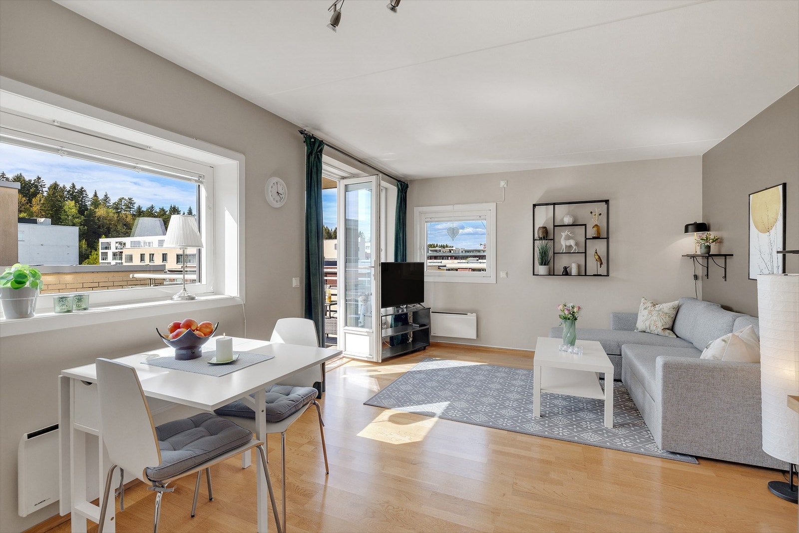 Lys og innbydende stue med moderne fargevalg på vegger og trestavsparkett på gulv. Galleribilde