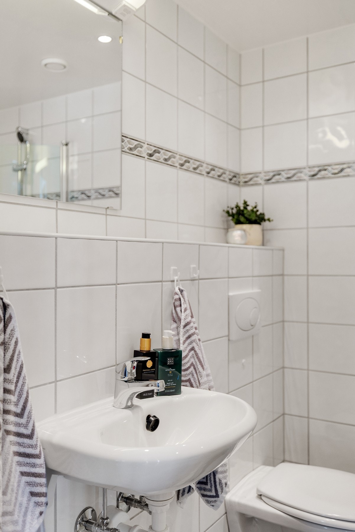 Badet har vegghengt servant. Galleribilde