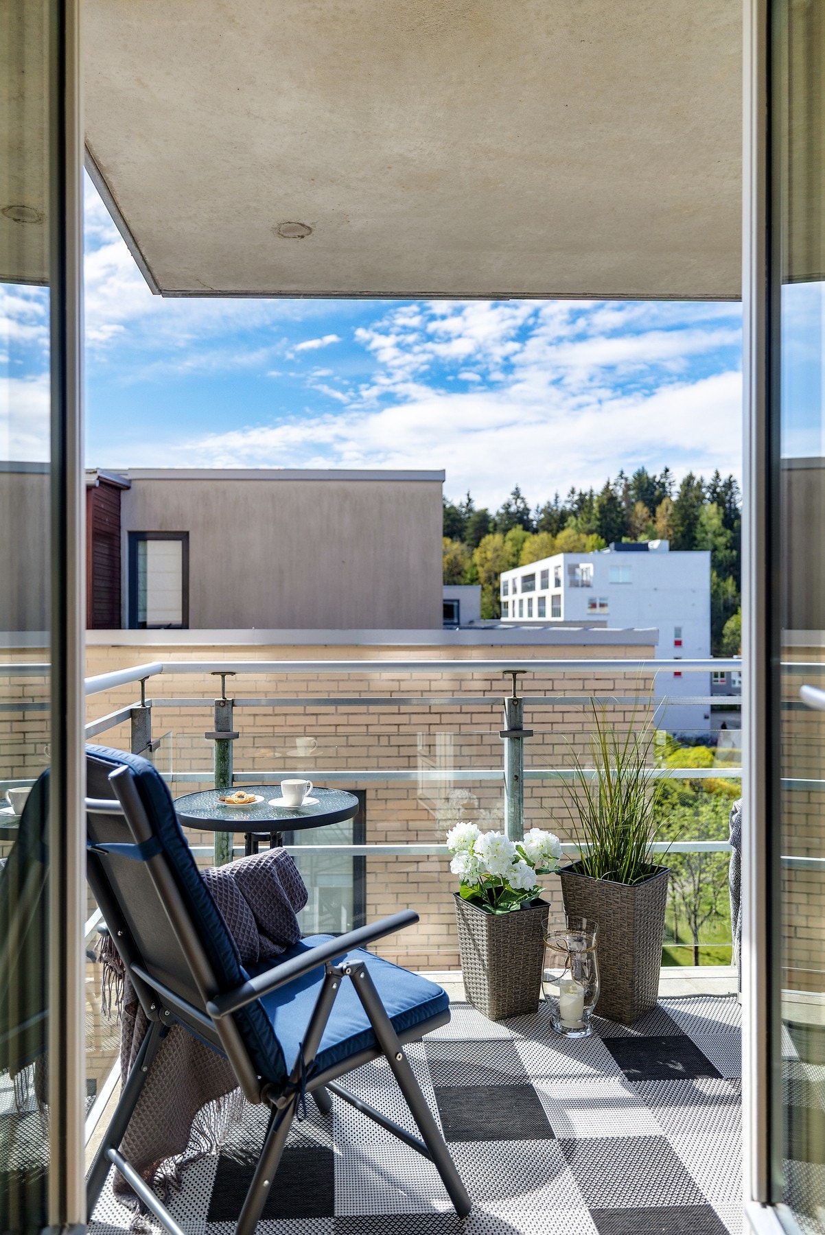 Fra stuen er det direkte utgang til den flotte balkongen. Galleribilde