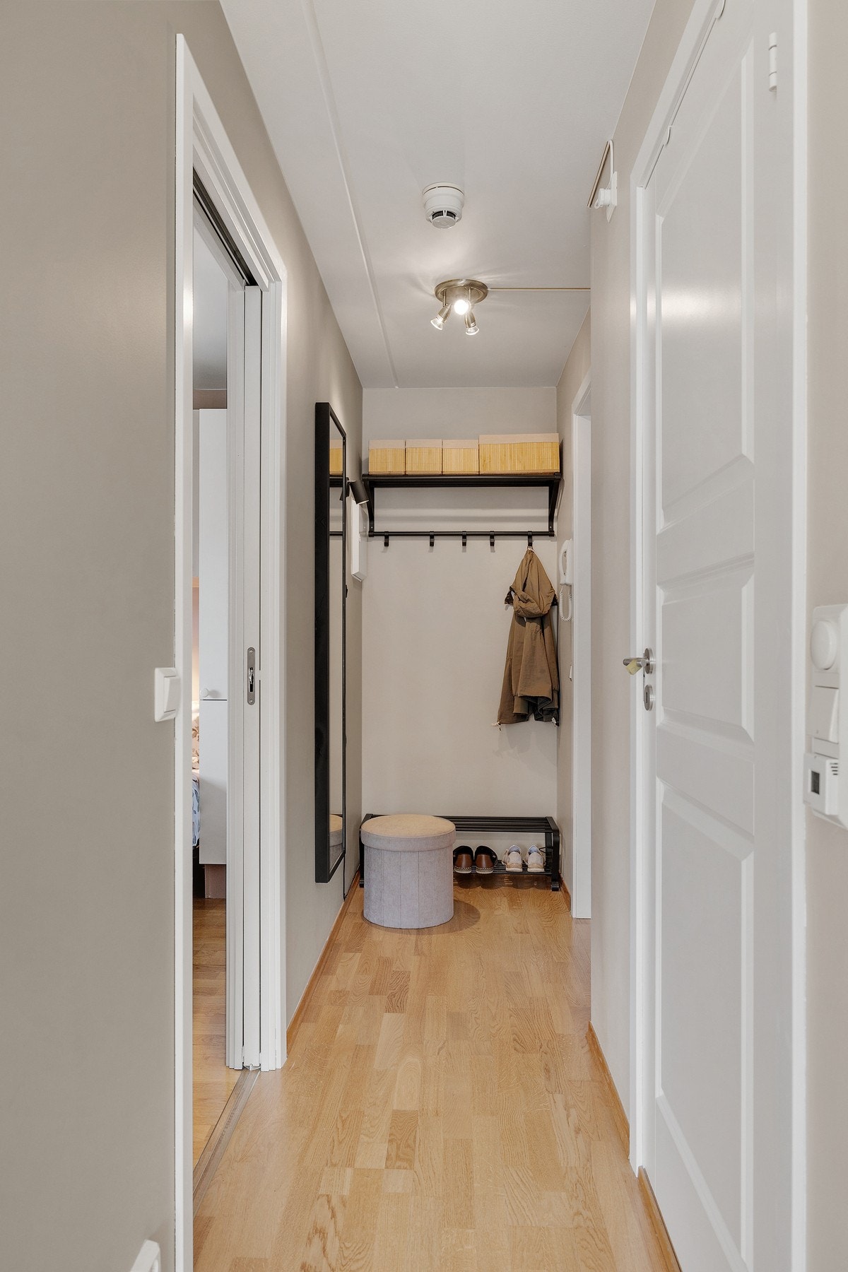 Entréen har god plass for avheng av yttertøy og sko. Galleribilde