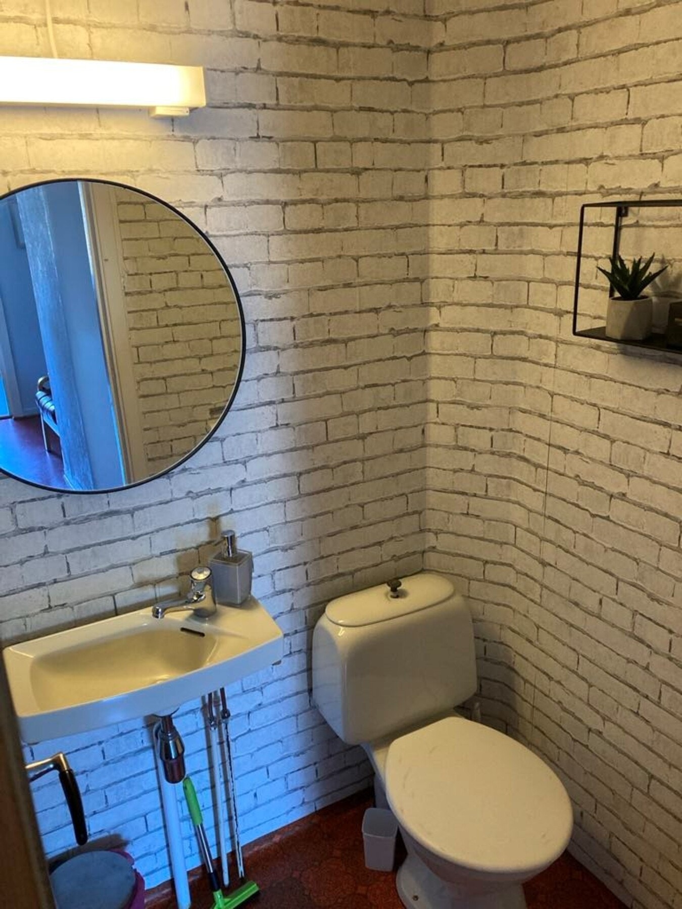 Bad med toalett, servant og dusjkabinett Galleribilde