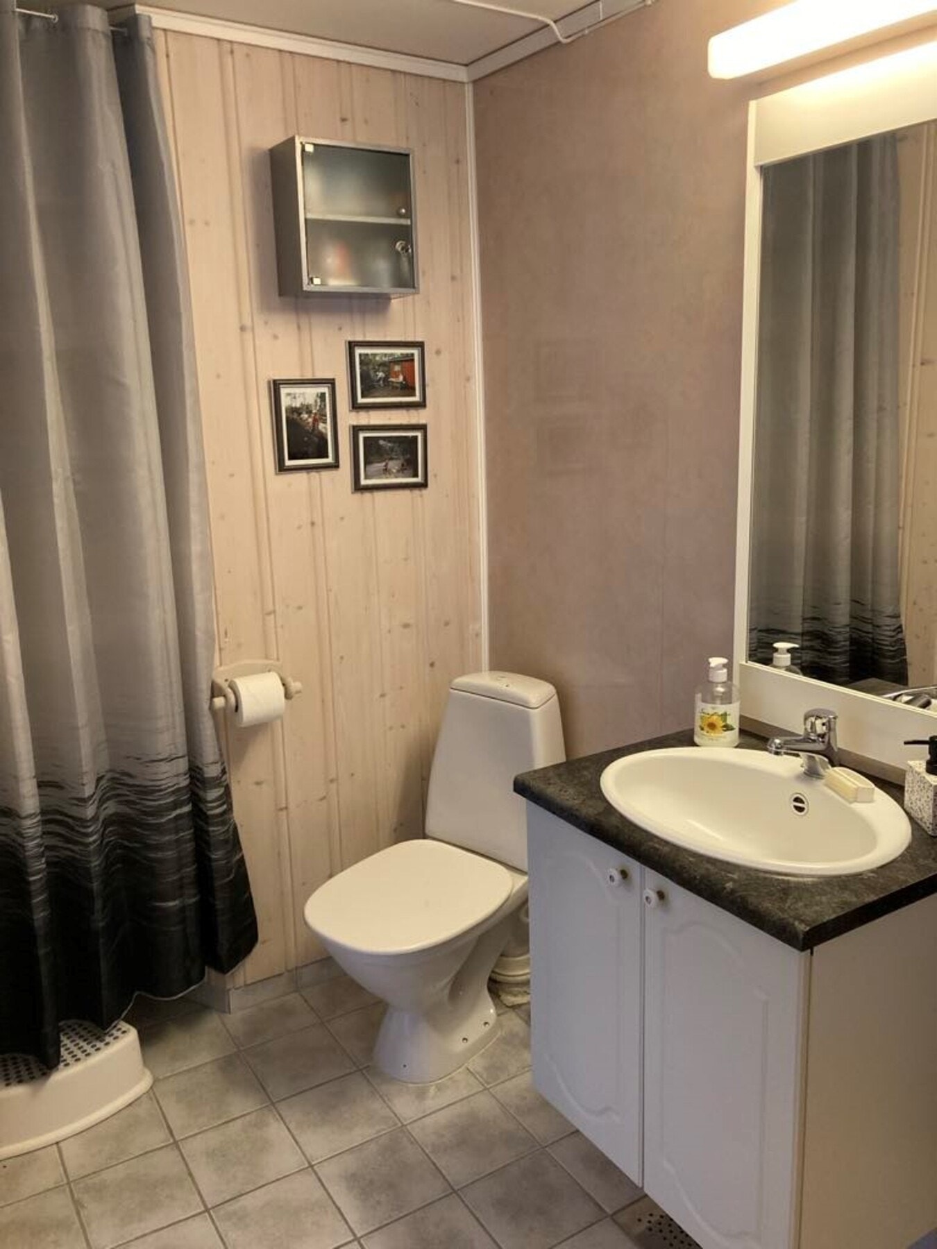 Bad/WC i 1. etg. Utstyrt med servant og toalett Galleribilde