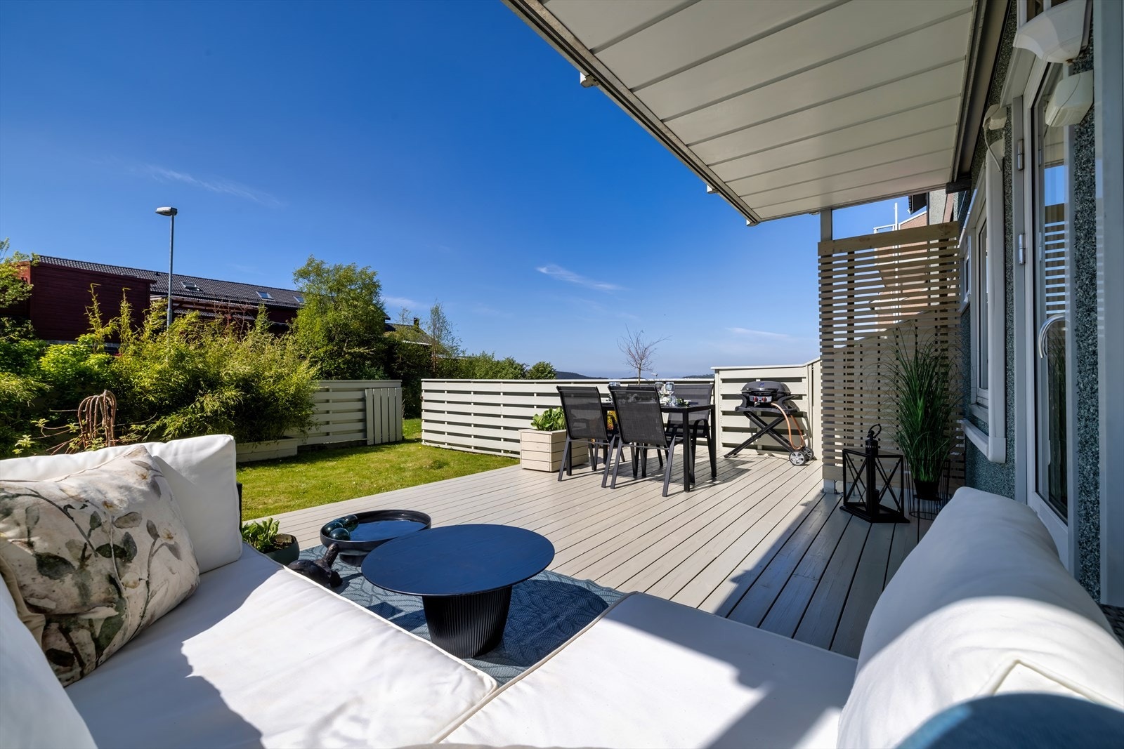 Velkommen til Olsvikmarken 26: På egen terrasse og hage kan solen nytes fra tidlig på dag til sent på kveld sommerstid Galleribilde