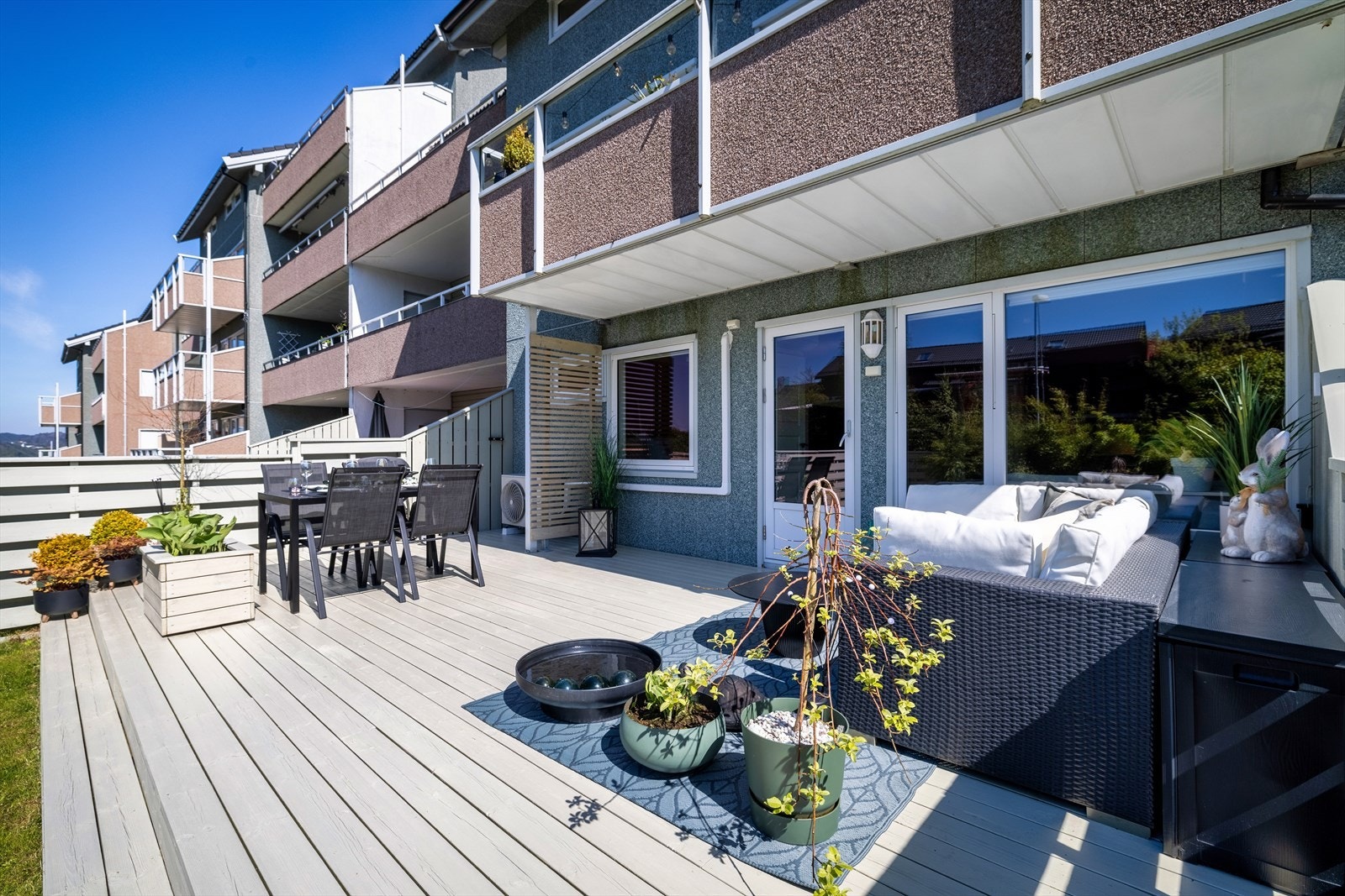 Flott terrasse og meget fine utearealer Galleribilde