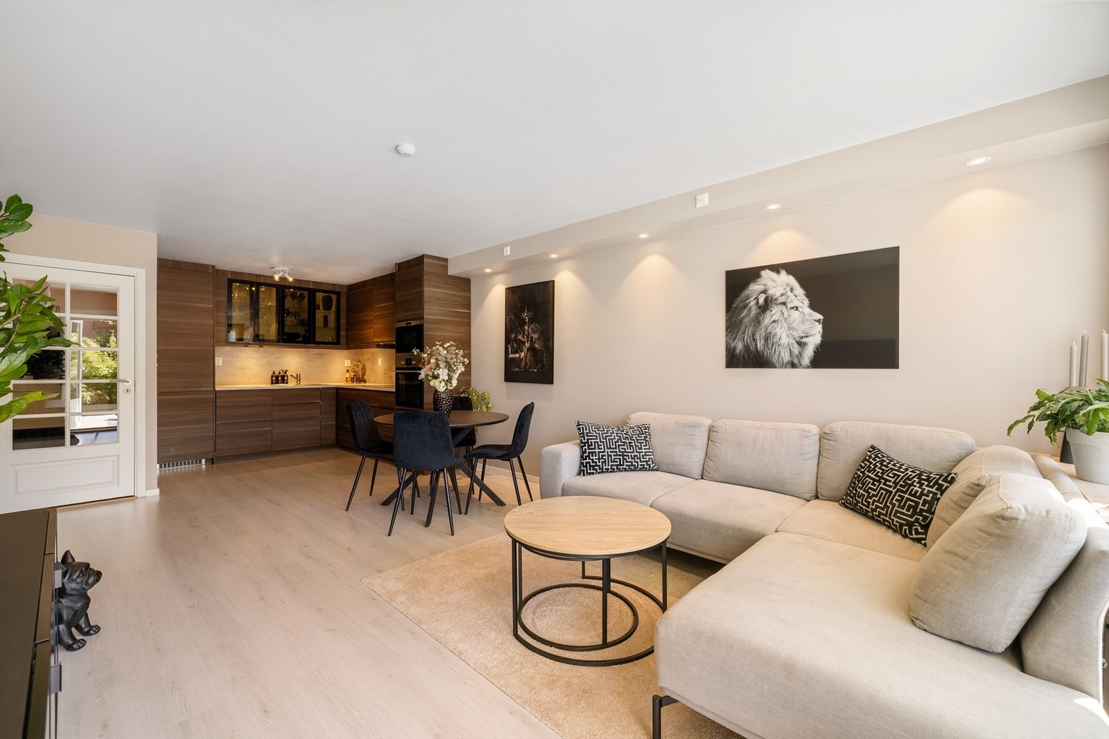 En påkostet og pen leilighet, som innehar en god og praktisk planløsning Galleribilde