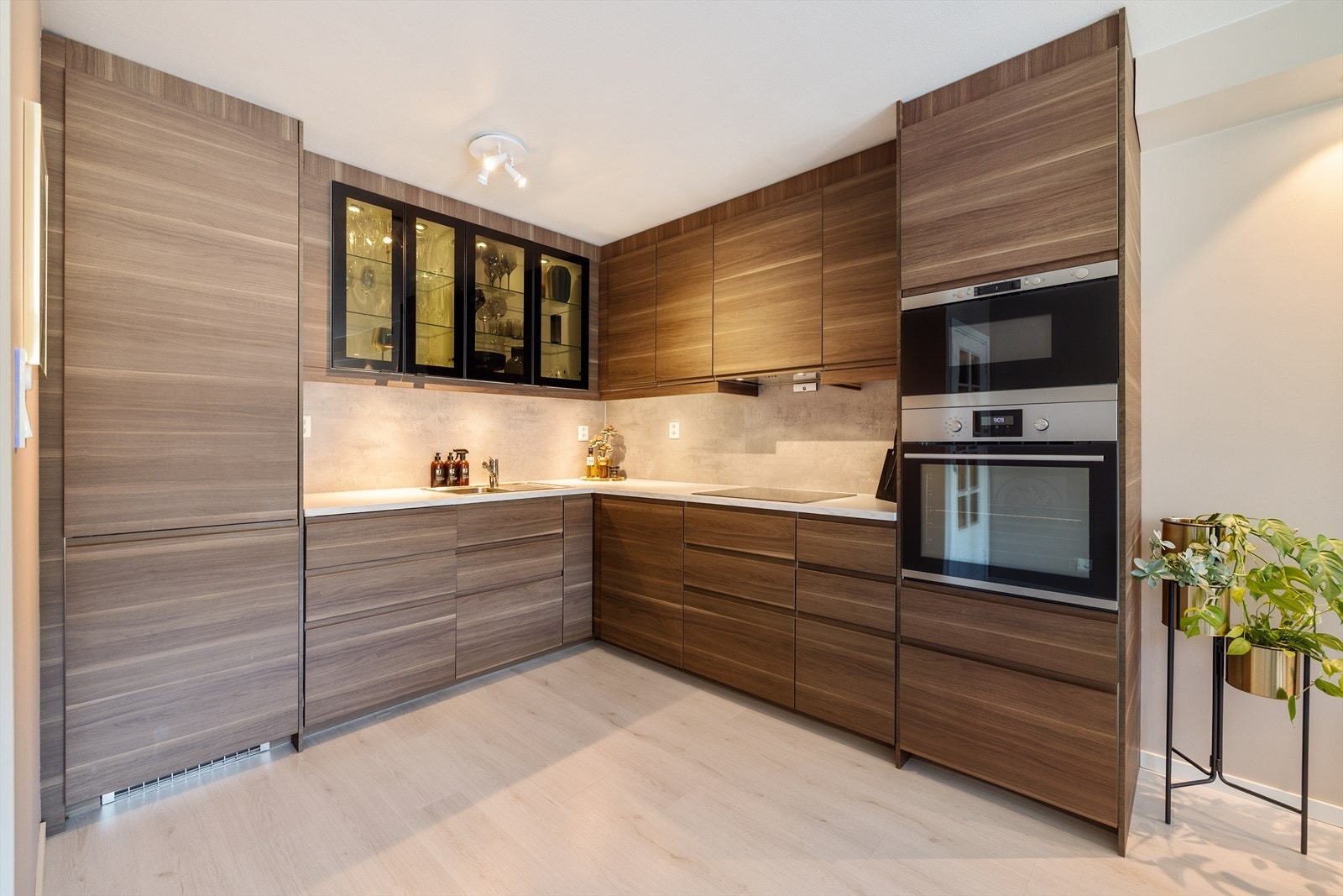 Pent kjøkken fra 2017 med alle hvitevarer integrert Galleribilde