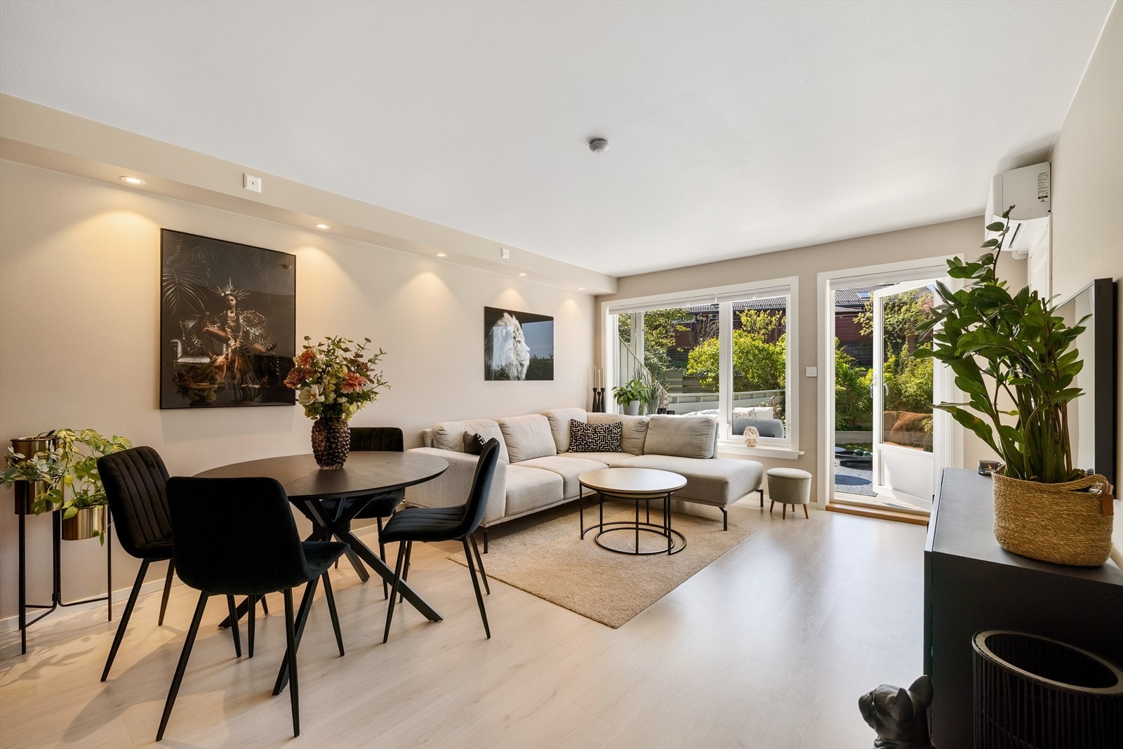 Stuen har innlagt varmepumpe og utgang vestvendt og meget solrik terrasse og hage Galleribilde