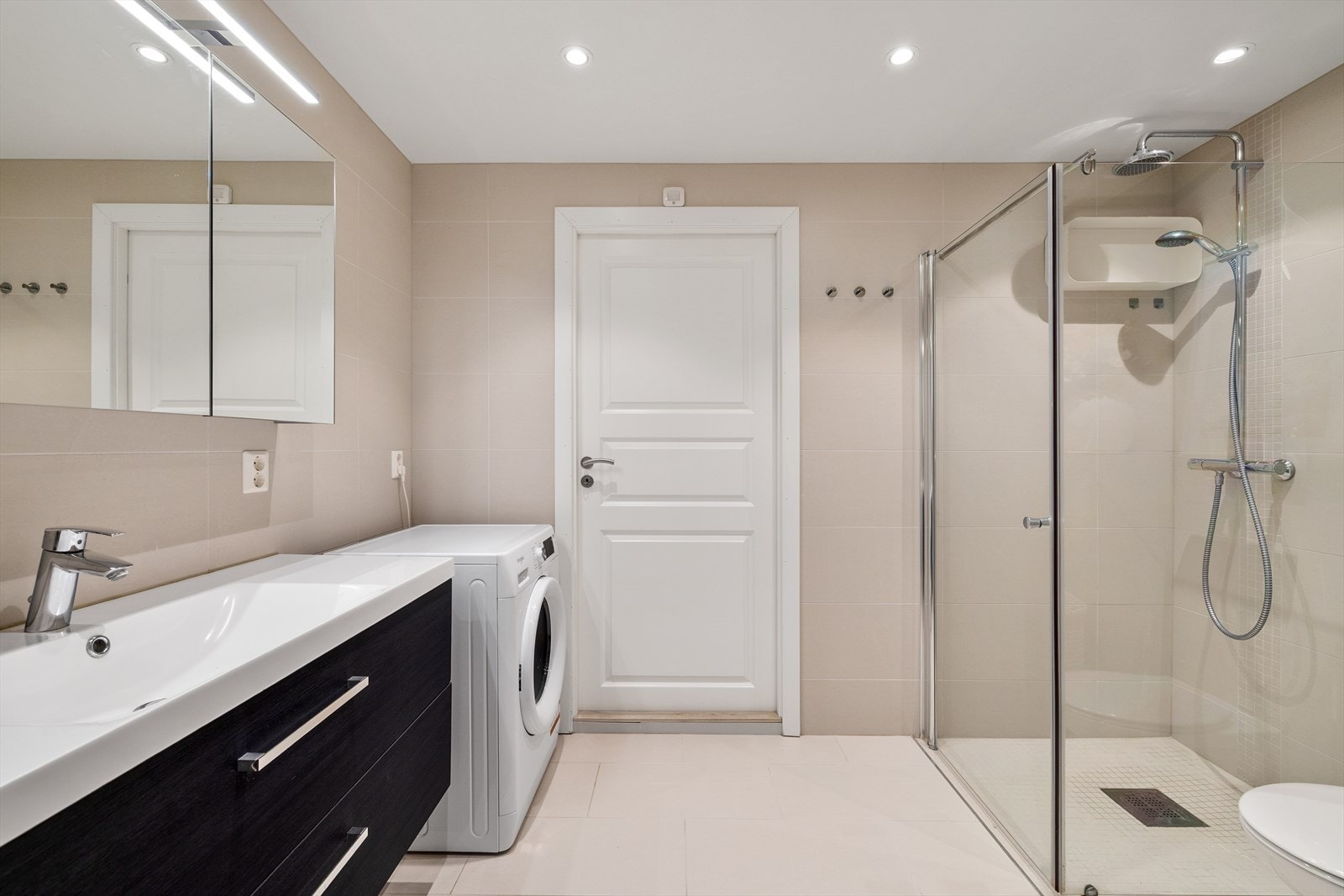 Pent helfliset baderom - Varmekabler, vegghengt wc, rør i rør system og downlights i tak Galleribilde