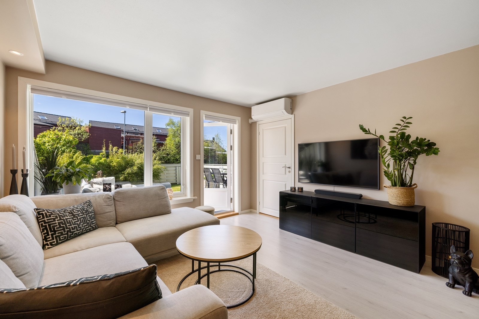 Flott stue - Store vindusflater gir mye lysinnslipp og fint utsyn - Utgang til egen solrik terrasse og hage Galleribilde