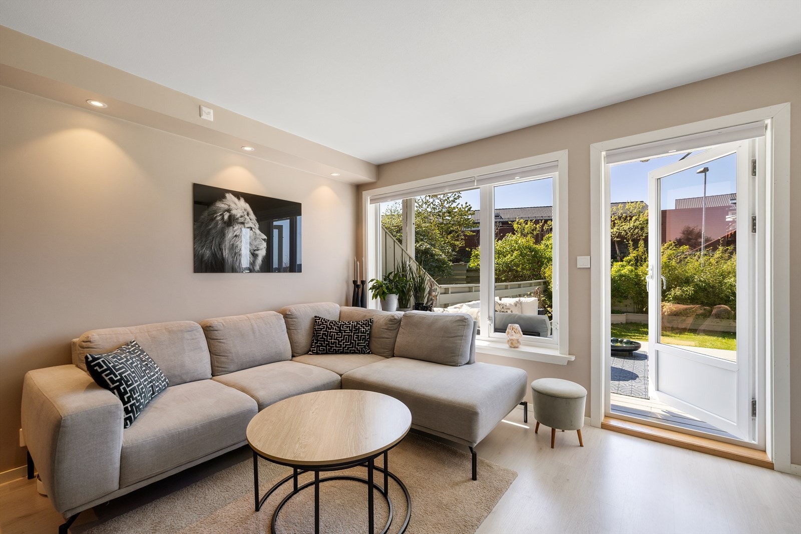 Lys og trivelig stue med laminatgulv og downlights Galleribilde