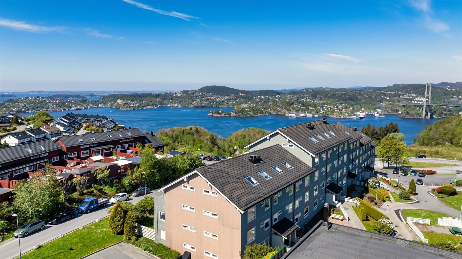 Nærområdet - Meget pent opparbeidet tomt - Gangavstand til både som Extra og Kiwi dagligvarebutikker. Galleribilde