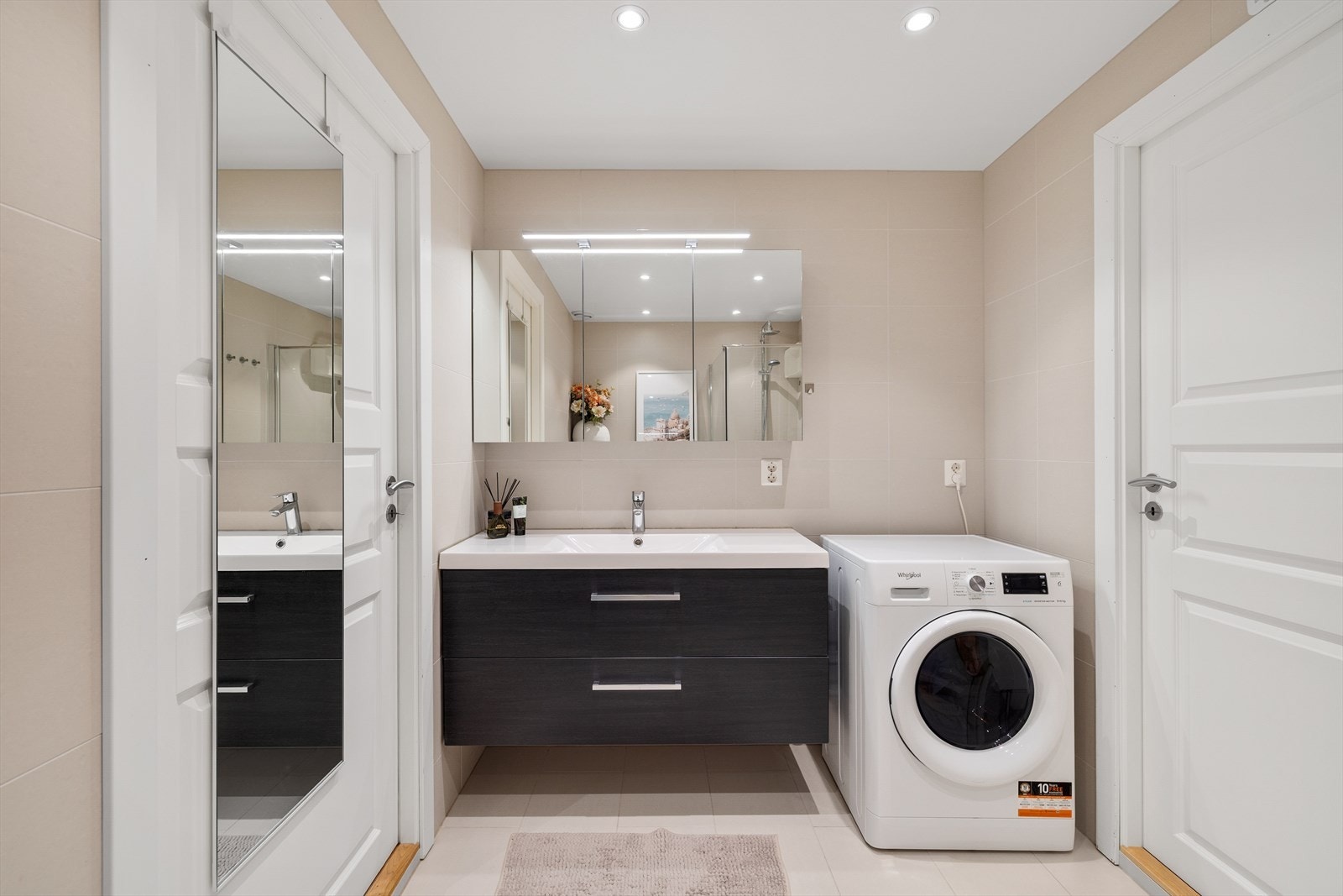 Flott baderom/wc - Opplegg til vaskemaskin og tørketrommel Galleribilde