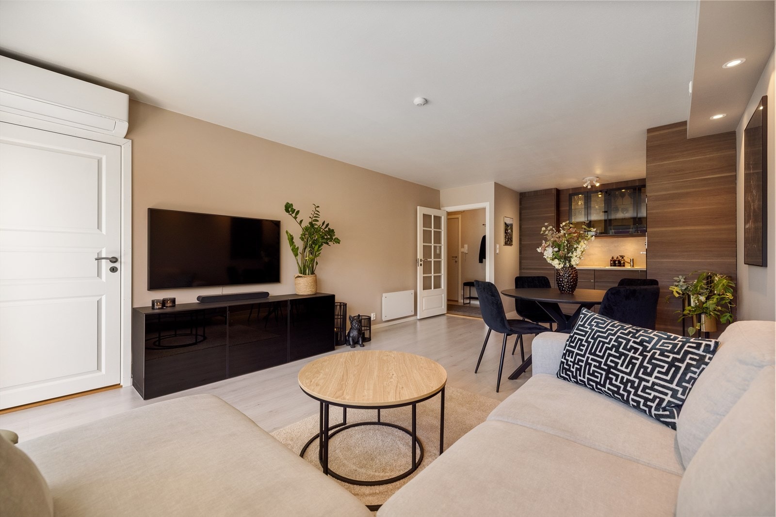 Åpen og fin løsning mot kjøkken, med plass til spisestue Galleribilde