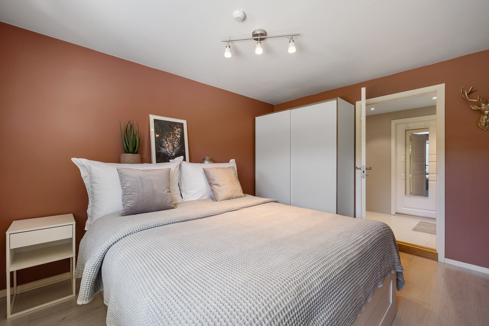 Soverom har lagringsplass i skyvedørsgarderobe Galleribilde