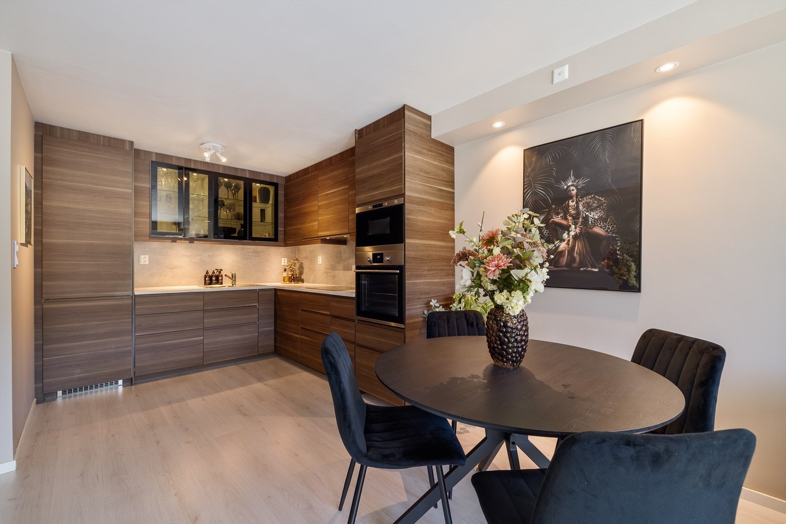 Spisestue og pent/innholdsrikt kjøkken Galleribilde