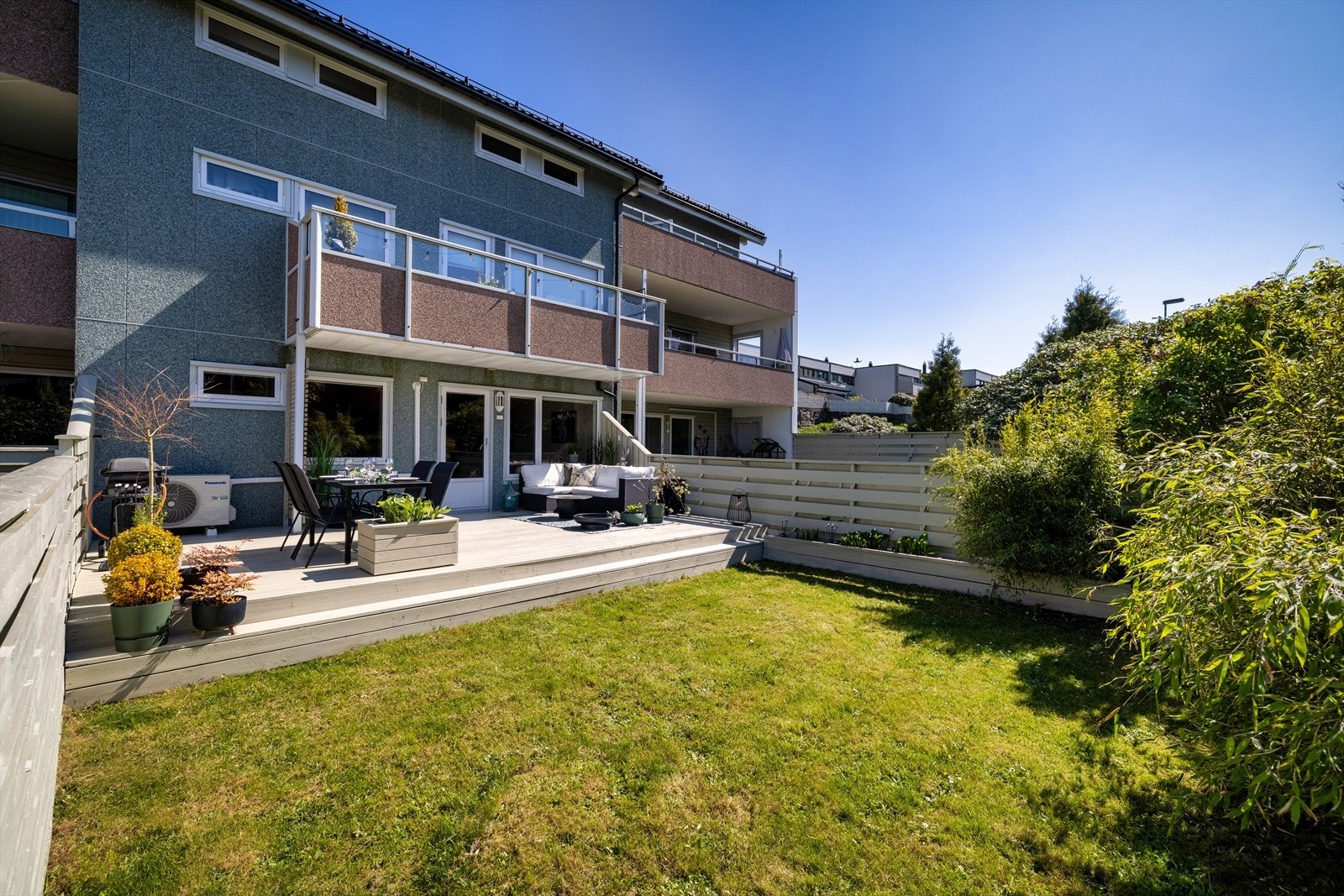 Leiligheten ligger i byggets 1.etasje med enkel og trappefri adkomst - Egen vestvendt og solrik terrasse + hage Galleribilde