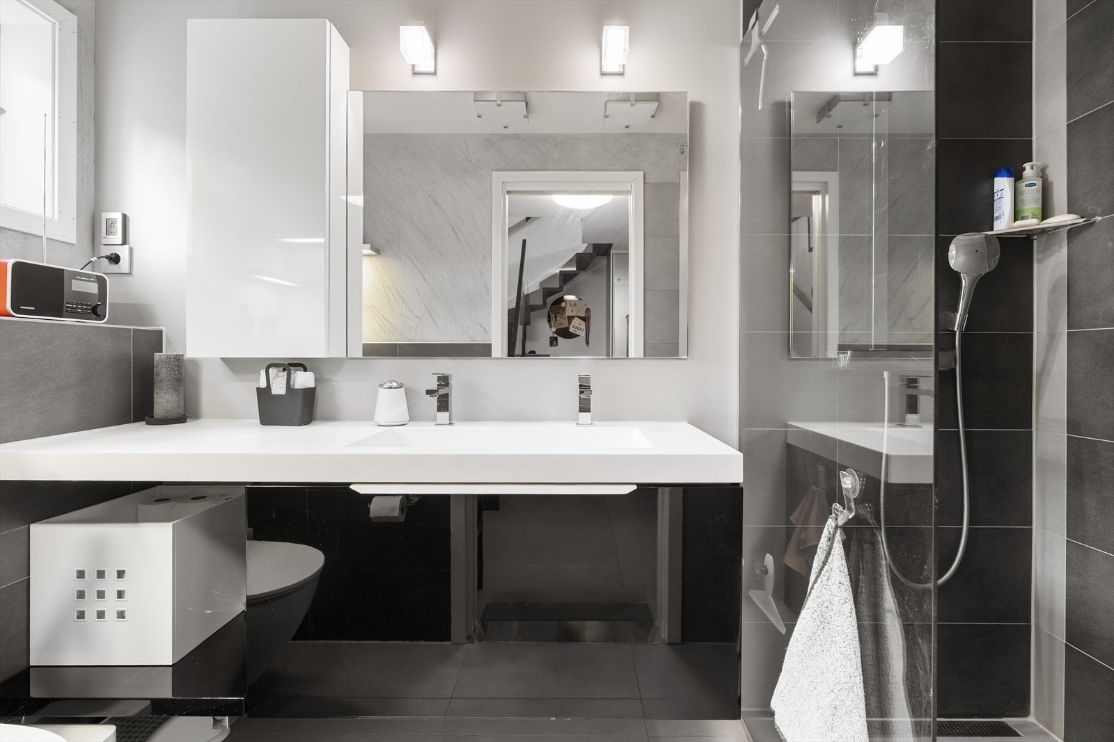 Badet i første etasje ble pusset opp i 2013 og er holdt i et monokromt fargevalg med grå og sorte fliser, kombinert med noen hvitmalte veggflater og grå tapet. Galleribilde