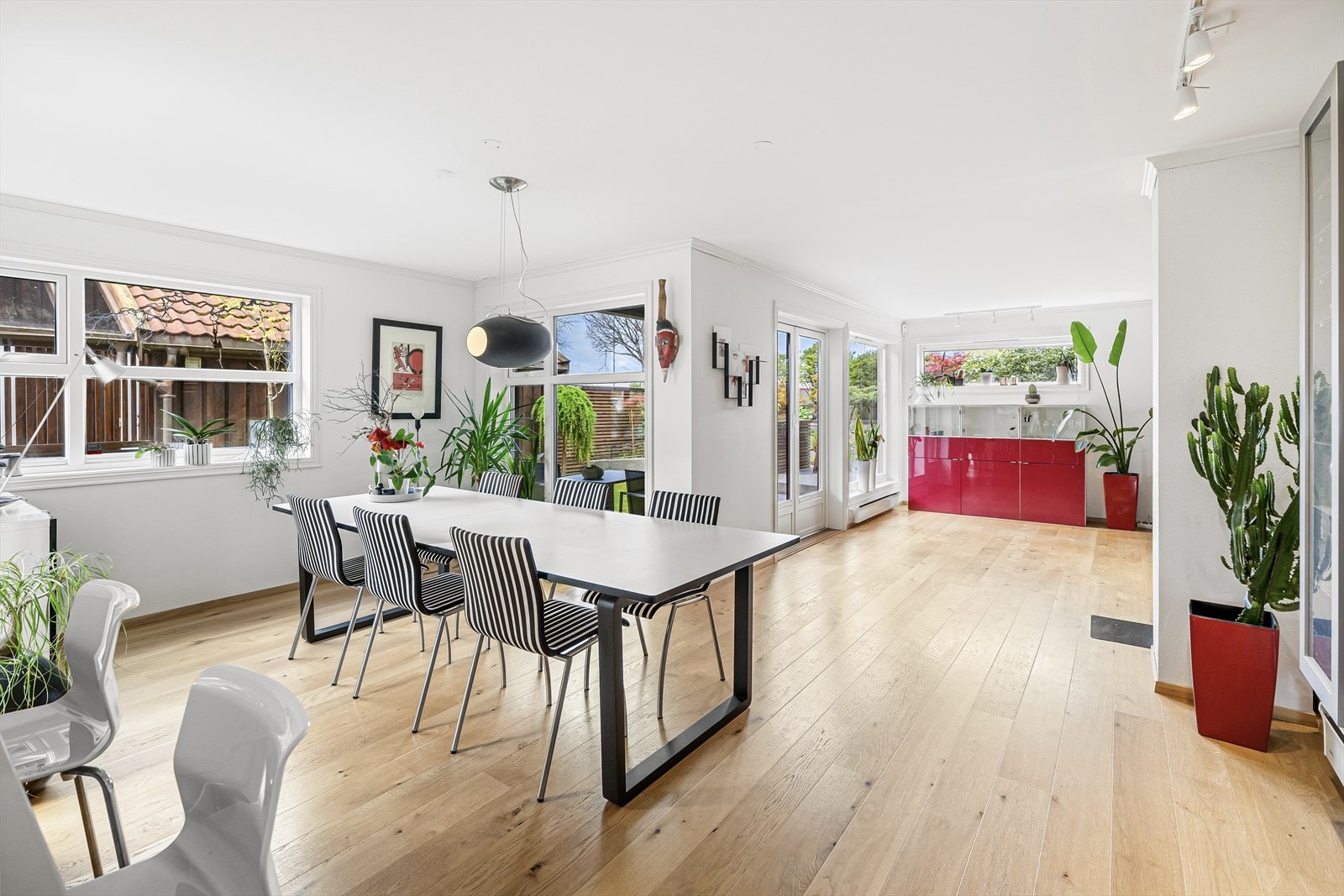 Stuen er lys og luftig med gode vindusflater og utgang til en solrik terrasse og hage. Rommet har åpen kjøkkenløsning og god plass til både spisebord og tv-lounge i hver sin sone. Galleribilde