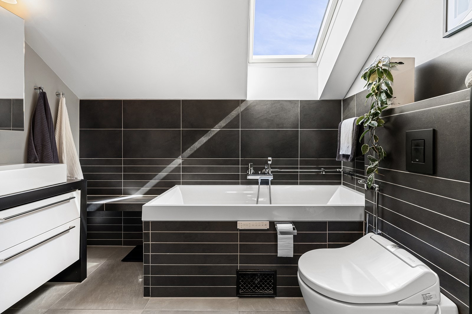 Badet i andre etasje ble pusset opp i 2008 og er familievennlig innredet med både et innfliset badekar og en romslig dusjnisje. Galleribilde