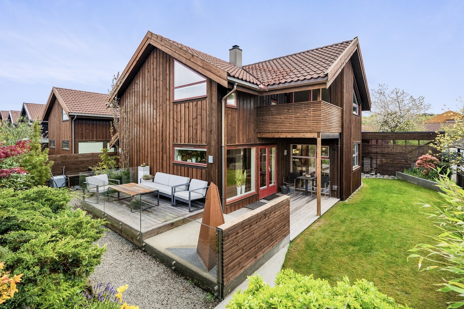 Eiendomsmegler Åse Gry Andreassen presenterer Somaveien 32. Velkommen inn i en velholdt og innbydende enebolig med familievennlig planløsning. Galleribilde