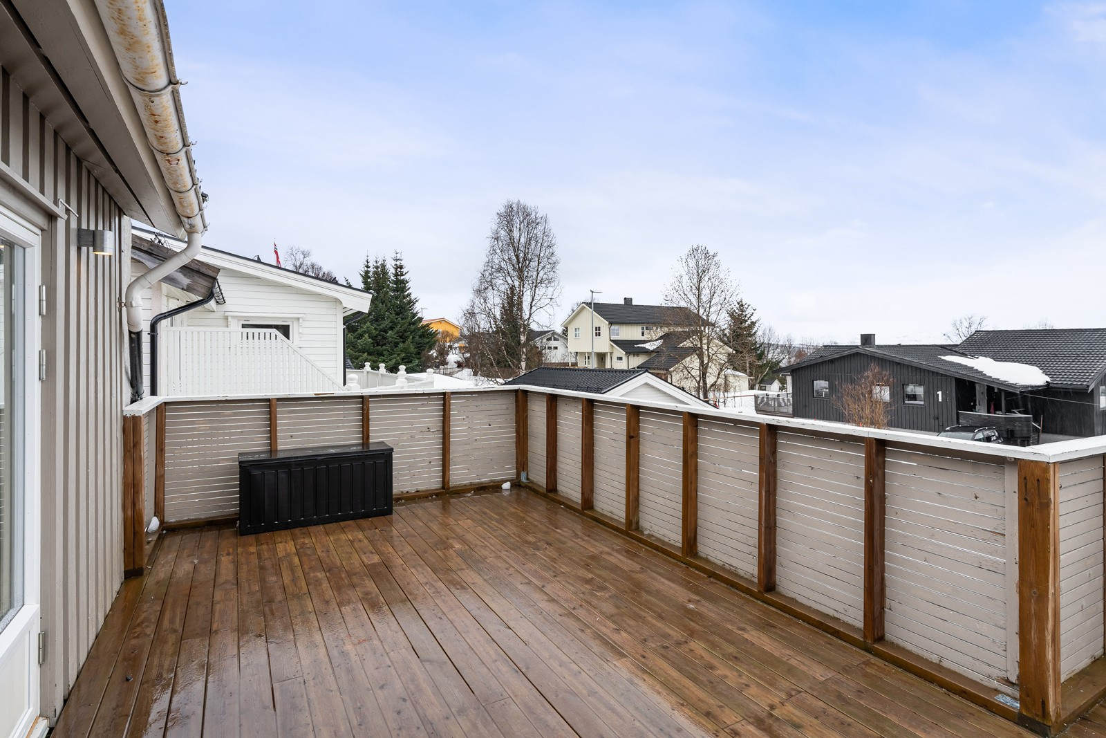 Stor vestvendt veranda med strålende solforhold.