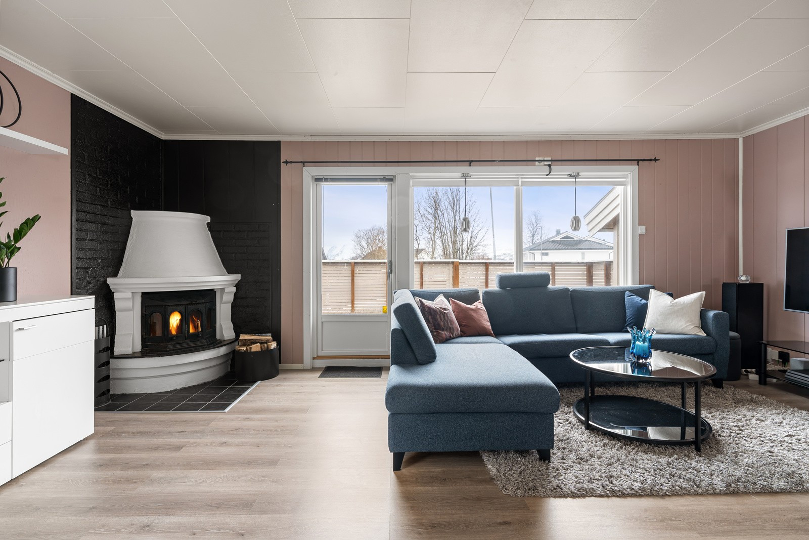 Store vinduer mot vest i stuen samt utgang til veranda.