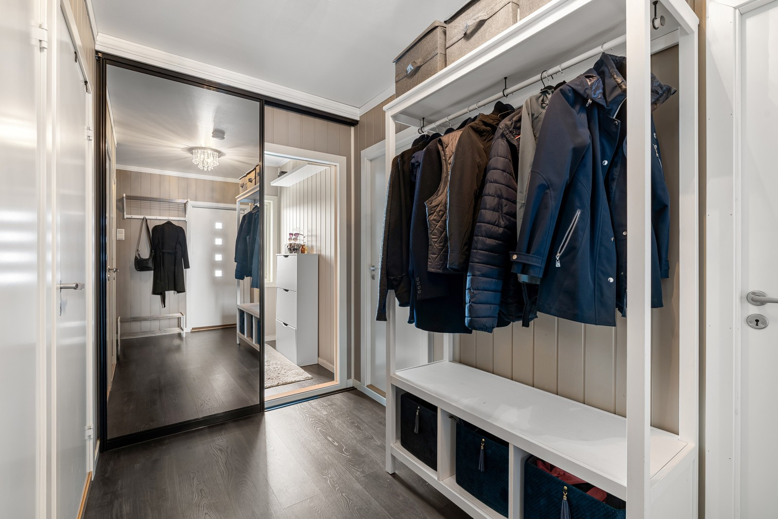 Her er gode og praktiske løsninger for oppbevaring av klær og sko. Stor skyvedørsgarderobe med speil.