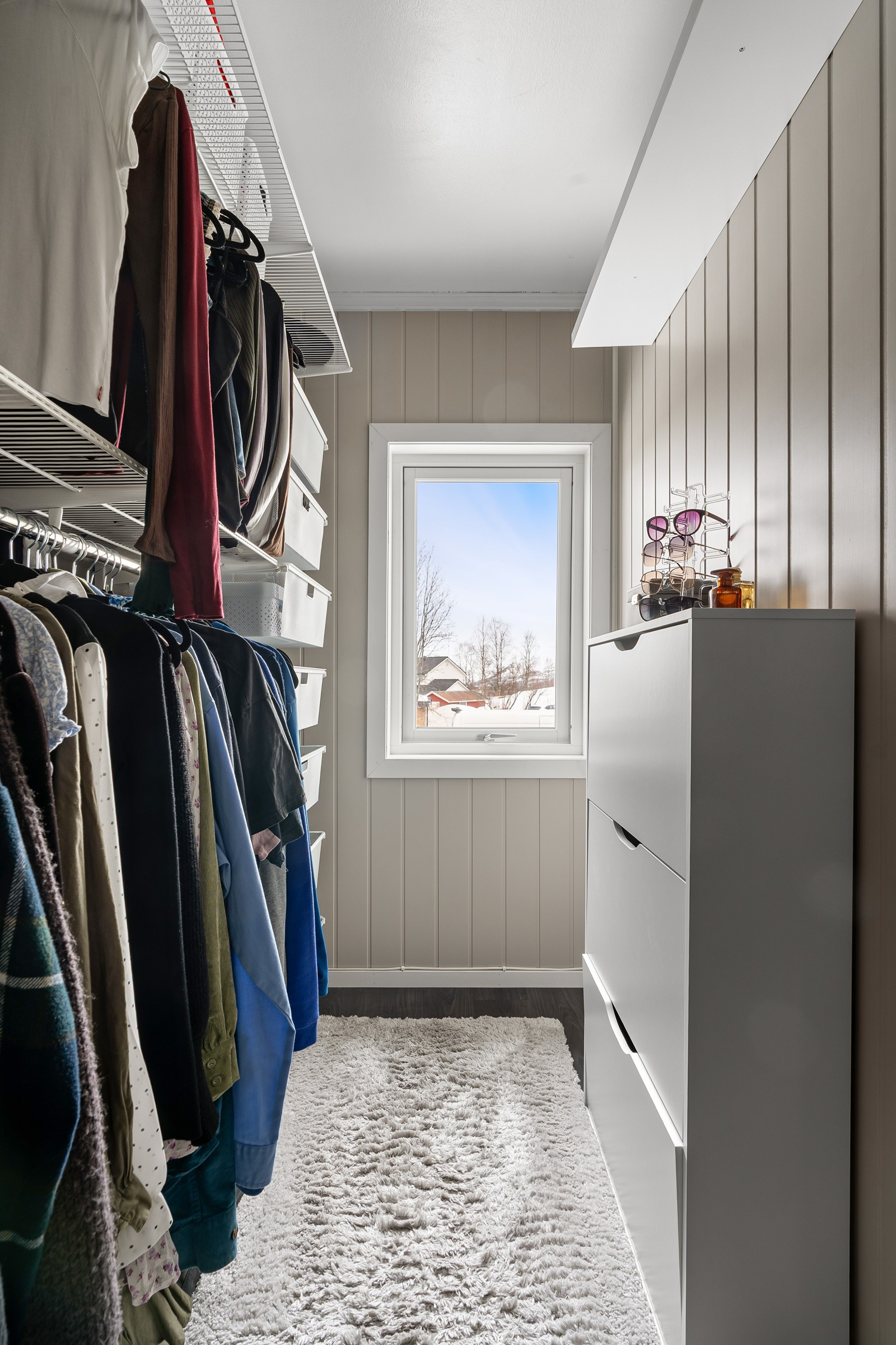 Egen praktisk walk in- garderobe.