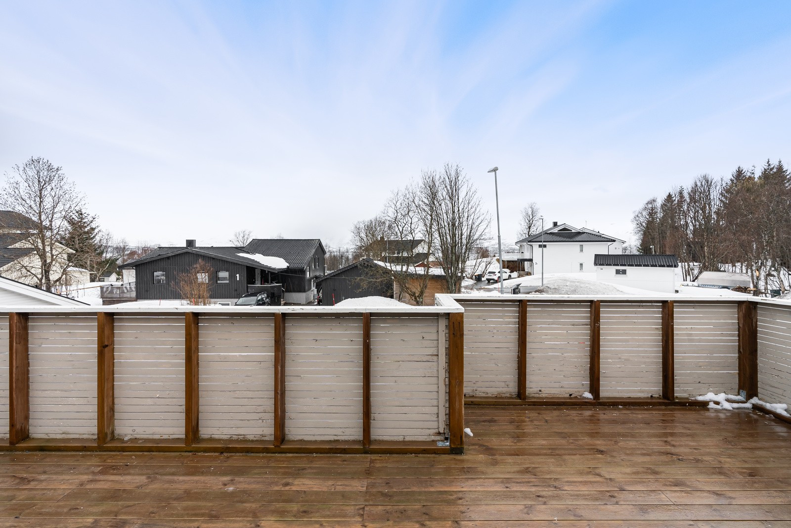 Øverste del av tomannsbolig med parkering, vestvendt veranda og etterspurt beliggenhet.