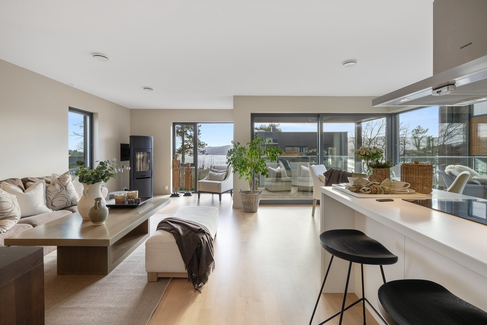 Stue og kjøkken - Skyvedør ut til terrassen Galleribilde