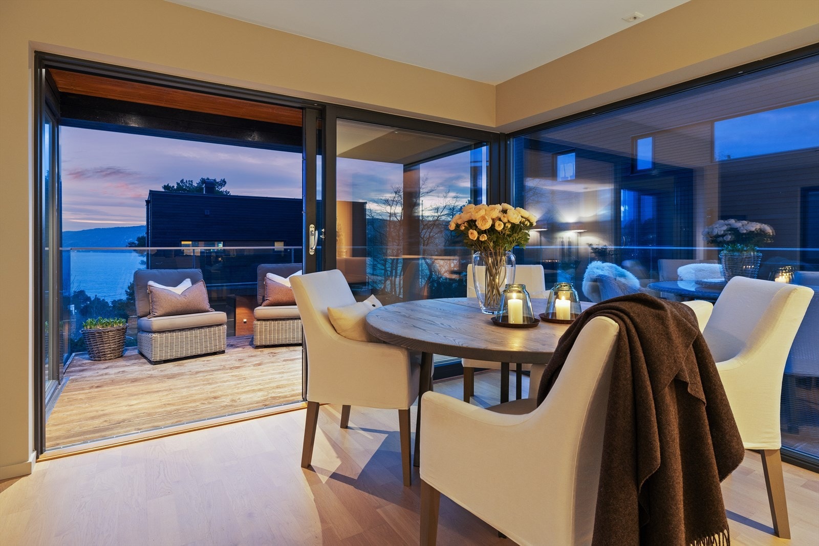 Spisestue med terrasse med flott utsikt. Galleribilde