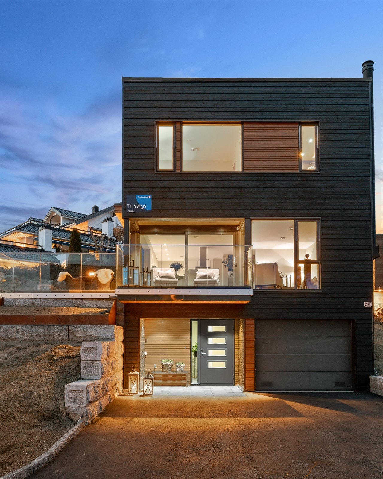 Fasade og adkomst - Godt med biloppstillingsplass Galleribilde