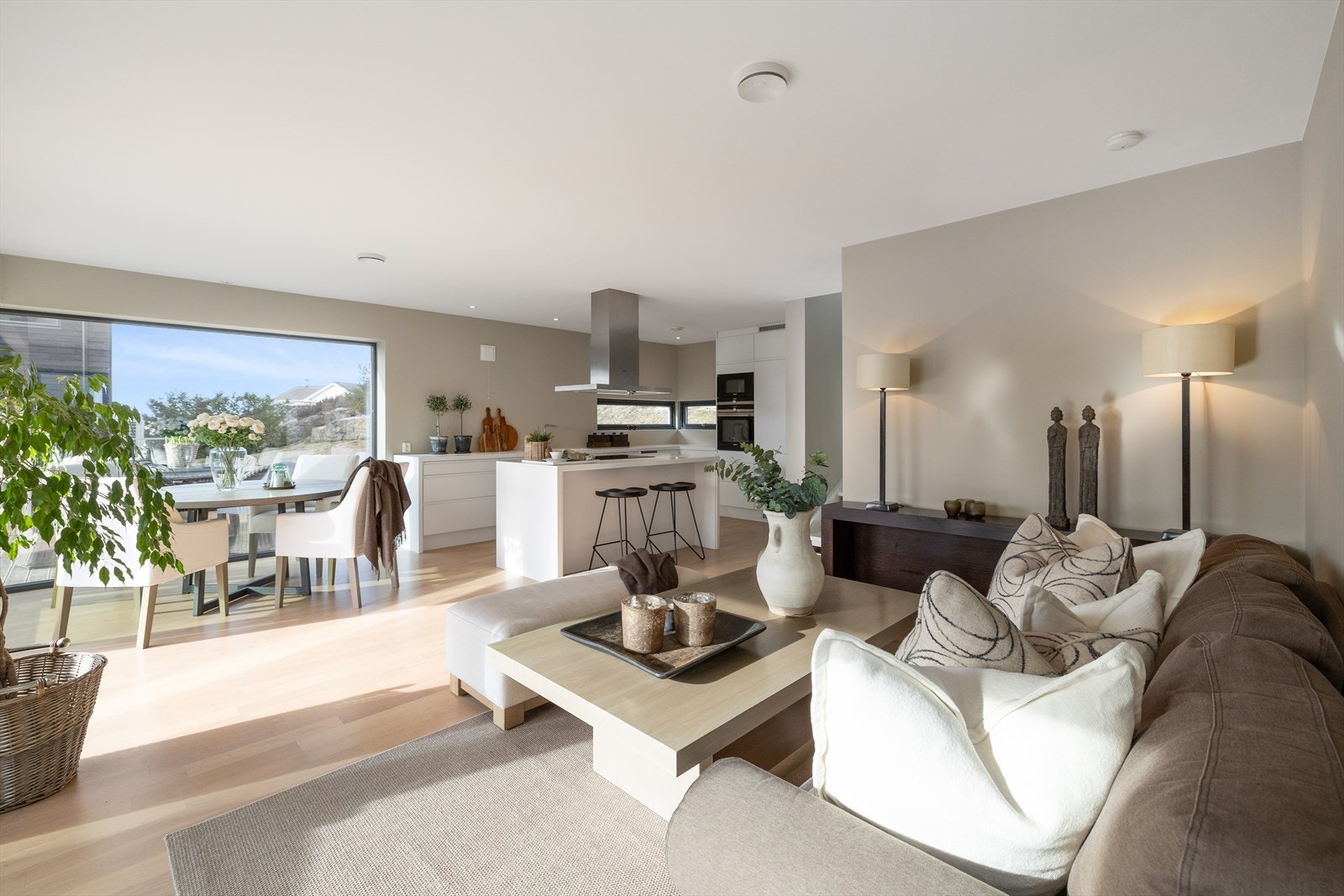 Stue og kjøkken i åpne løsning - Gode vindusflater gir godt med lys. Galleribilde