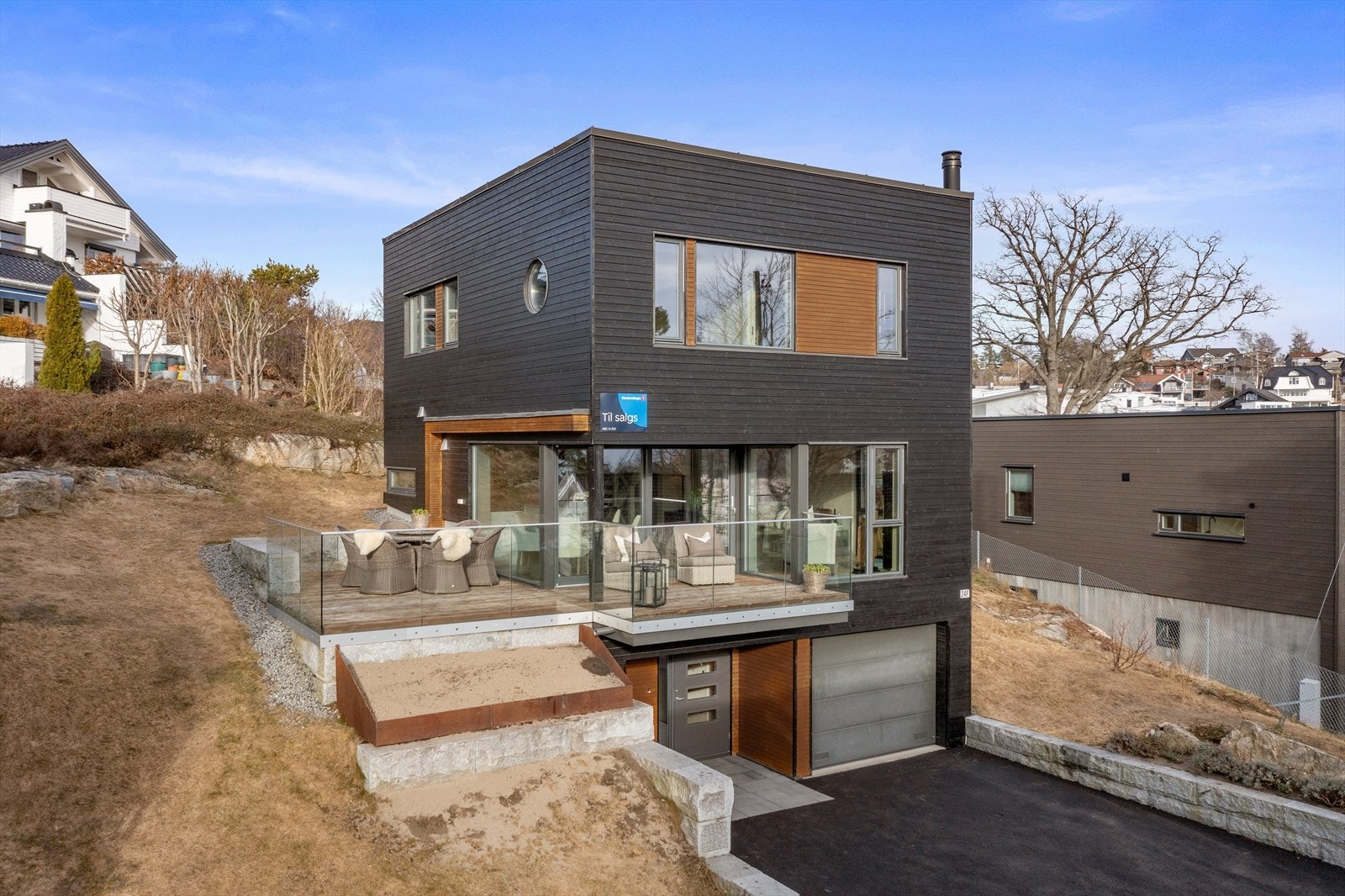 Fasaden sett fra sydvest - Romslig terrasse og godt med biloppstillingsplass. Galleribilde
