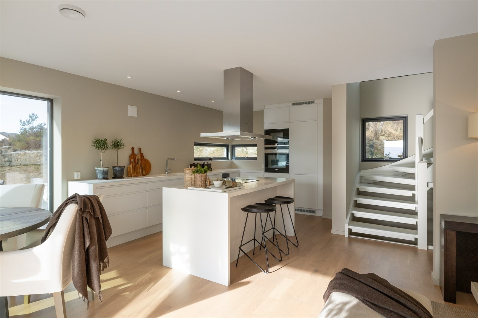 Innbydende kjøkken med kjøkken øy, integrerte hvitevarer og corian benkeplate. Galleribilde