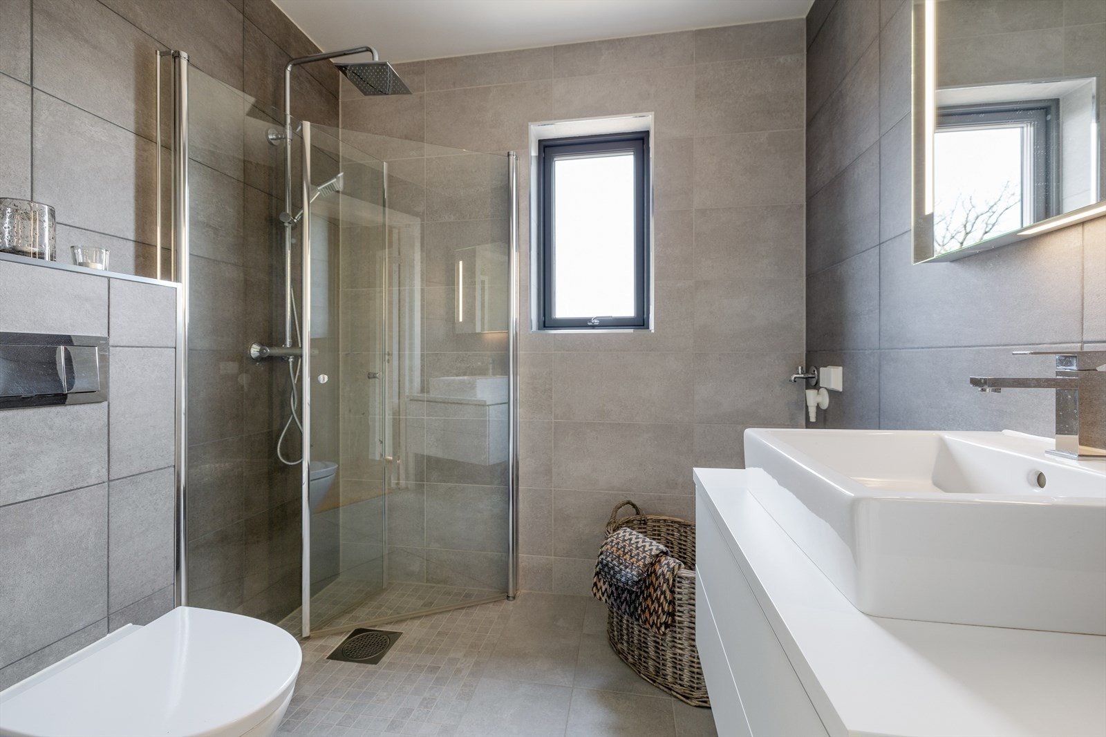 Bad nr. 2 - Lekkert flislagt bad med dusjnisje, vegghengt wc og servantinnredning. Opplegg for vaskemaskin/tørketrommel. Galleribilde