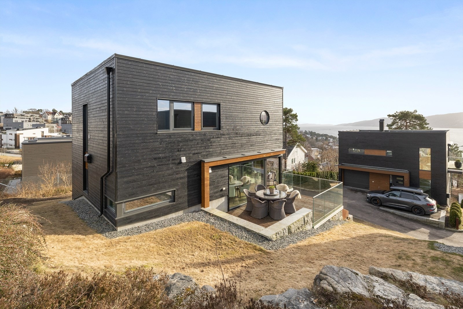 Pent opparbeidet tomt med solrik terrasse. Galleribilde