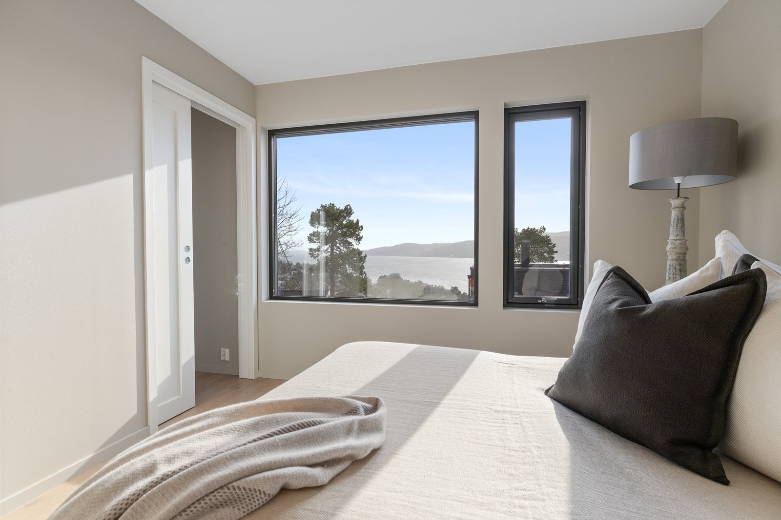 Her kan du våkne opp til nydelig fjordutsikt - Ensuite soverom med eget bad. Galleribilde