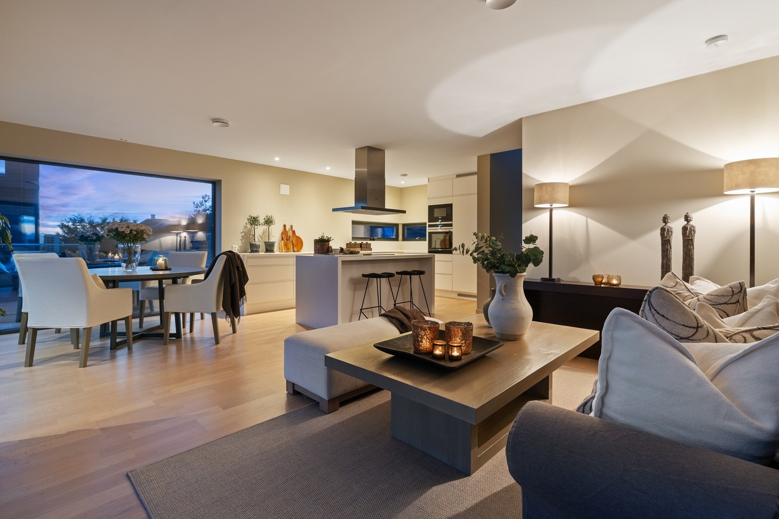 God stemning i lekkert hjem. Galleribilde