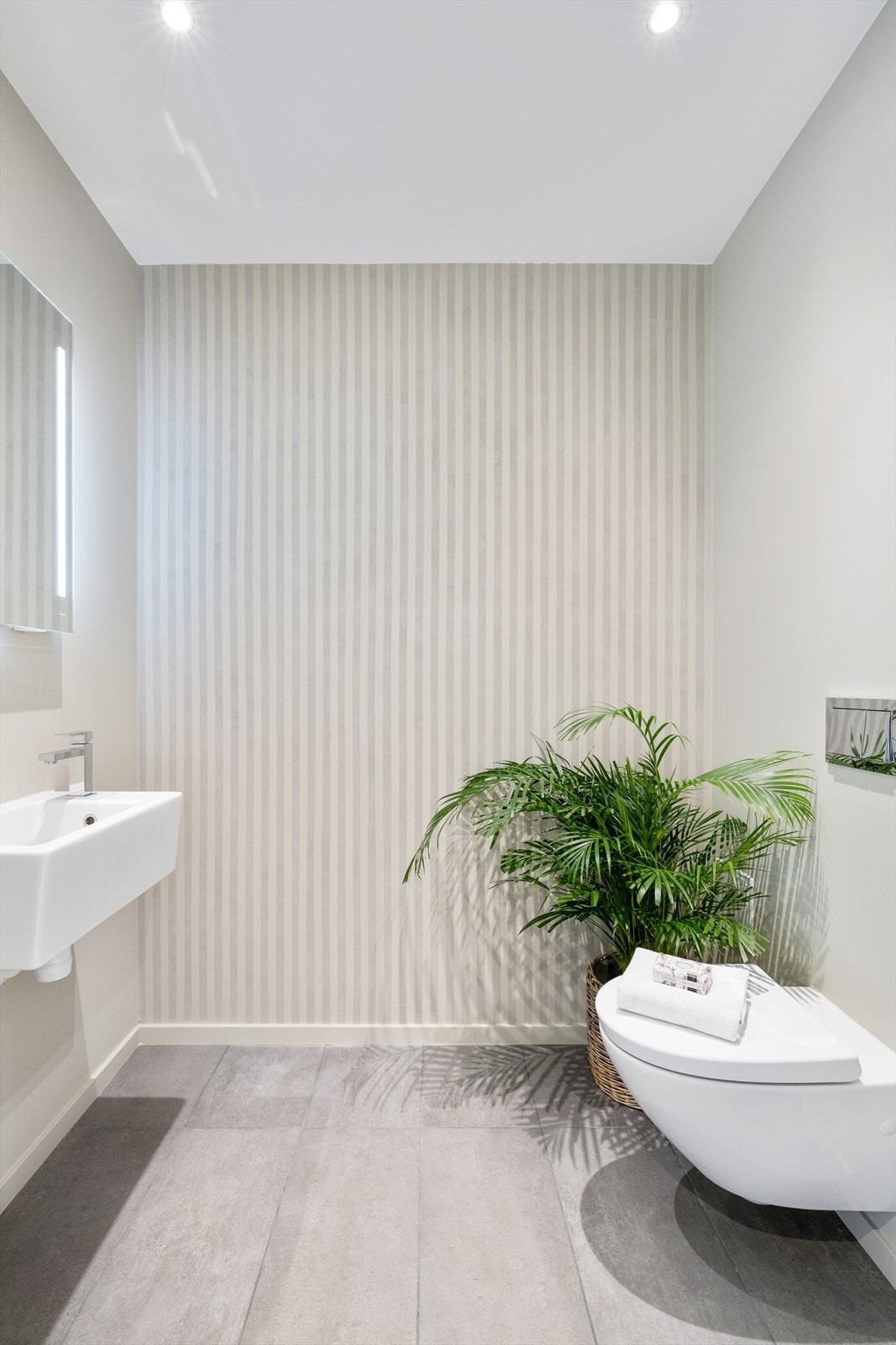 Stilfullt wc-rom ved entrè Galleribilde