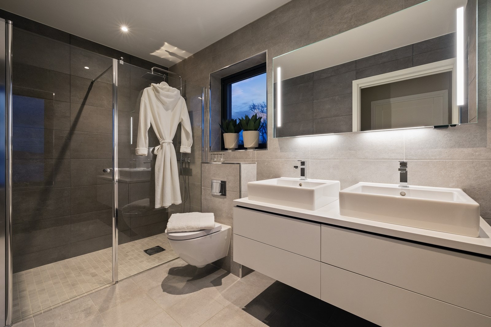 Innbydende og tidsriktig bad tilhørende hovedsoverom Galleribilde