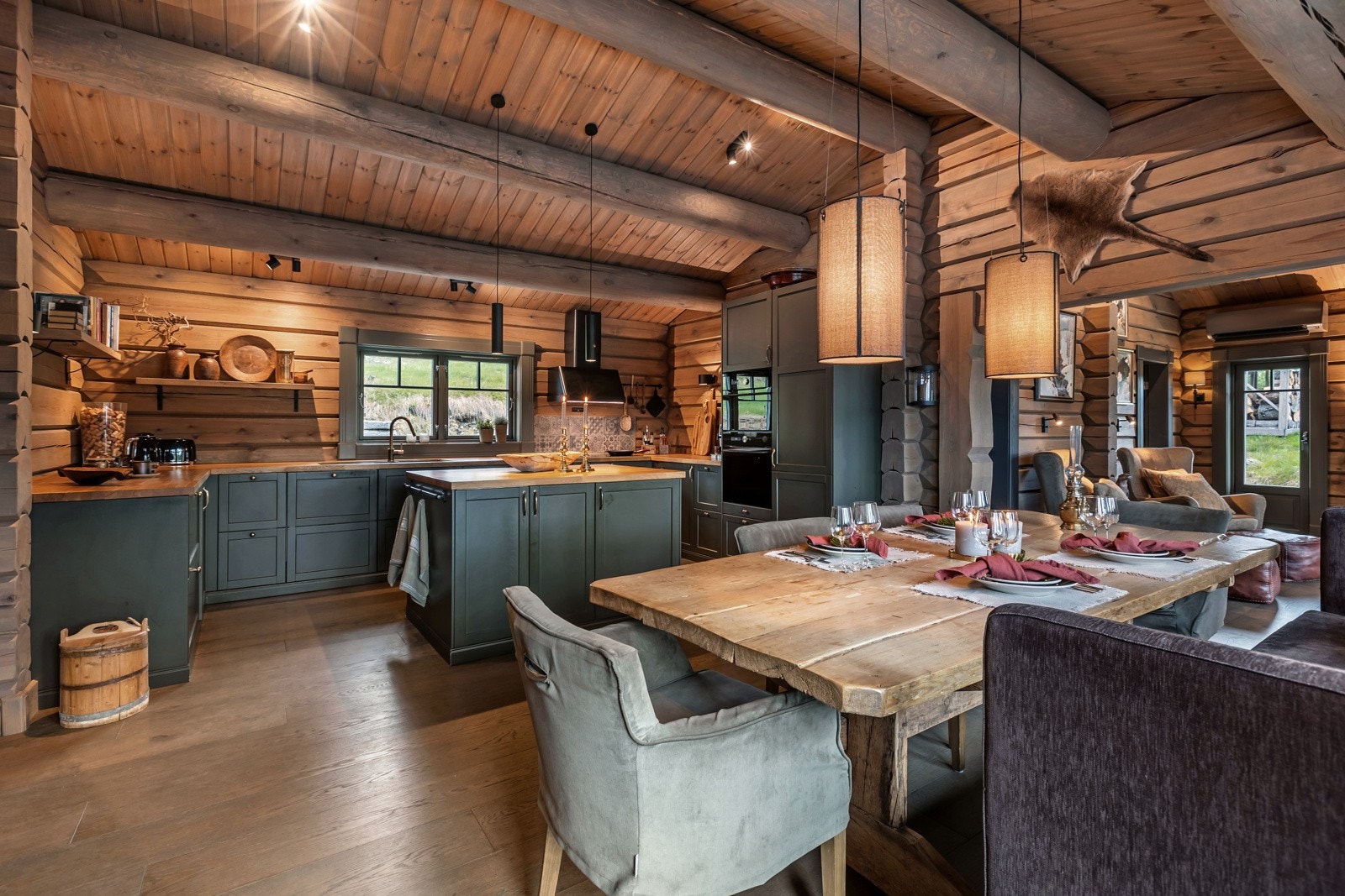 Her kan folk samlet rundt et deilig måltid og nyte god mat. Galleribilde