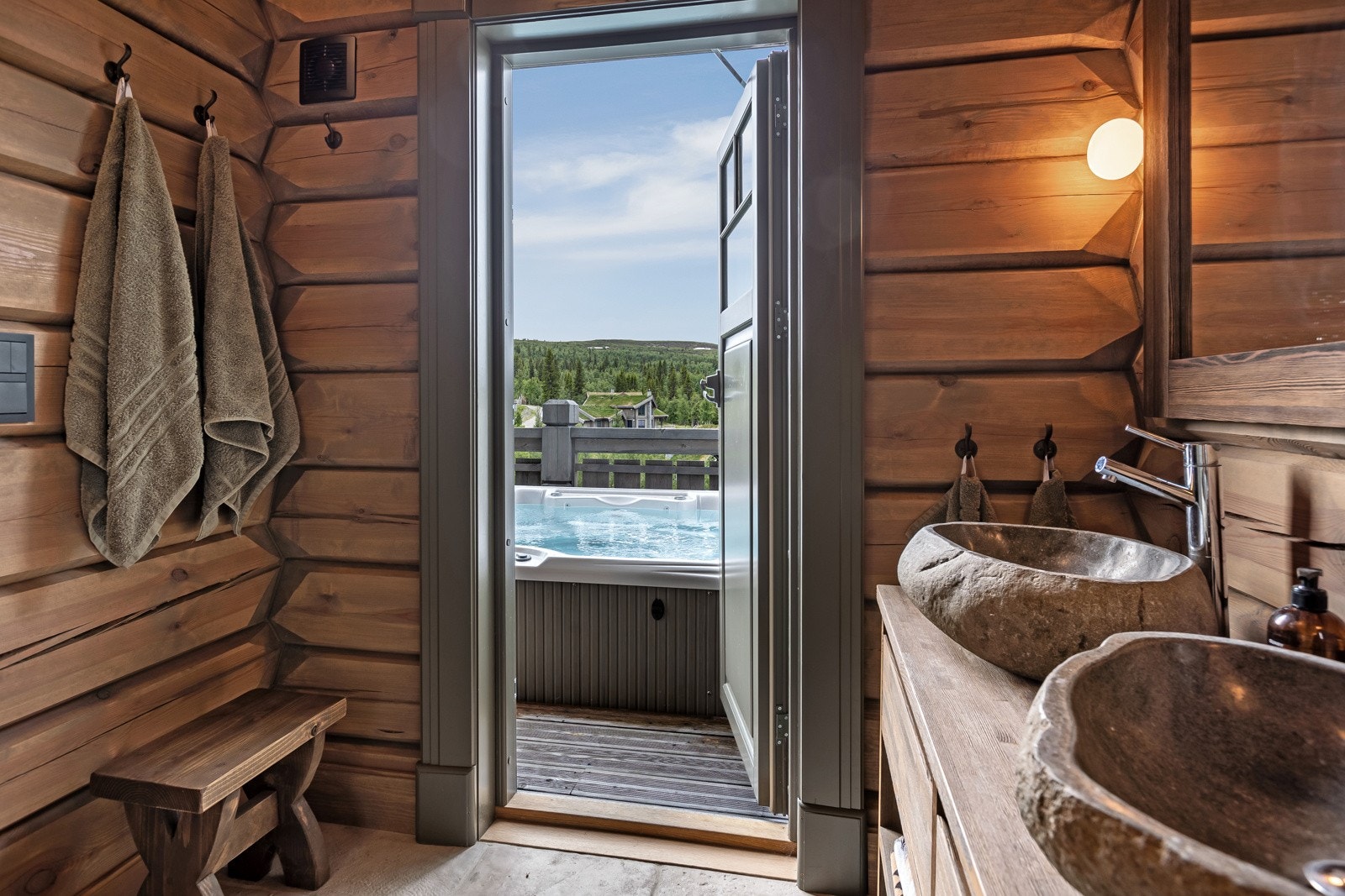 Ett bad går inn fra master soverom og har utgang til terrasse der det ligger en nedsenket jacuzzi på 220 x 220 cm. Galleribilde